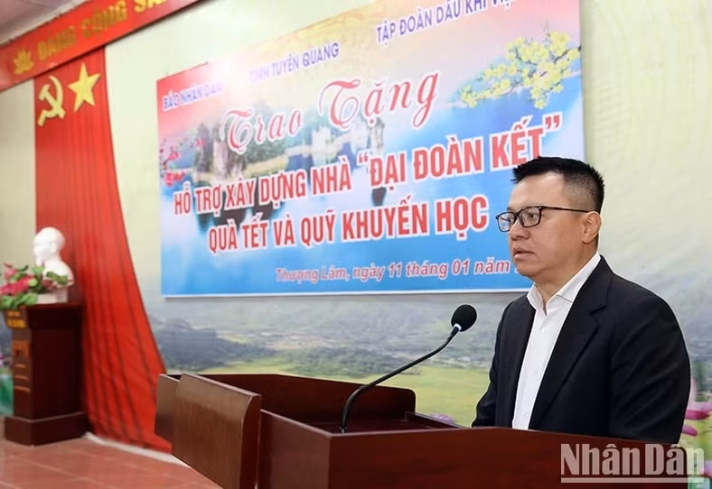 bao nhan dan xay nha dai doan ket va trao qua cho ho ngheo gia dinh chinh sach tinh tuyen quang hinh 1
