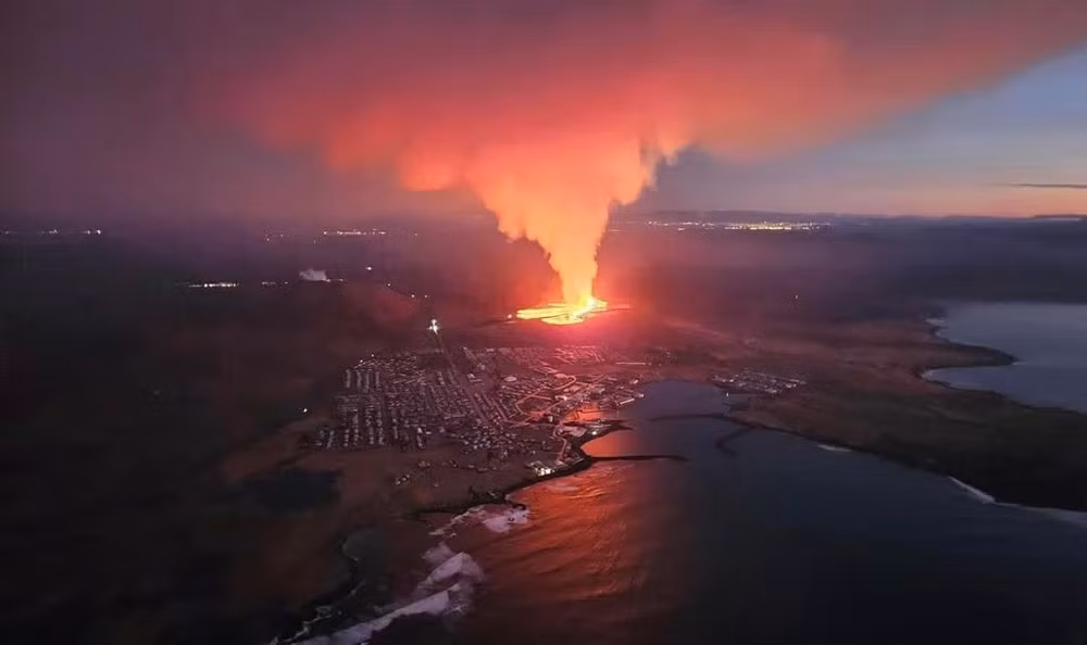 nui lua phun trao dung nham toi lang chai o iceland hinh 1