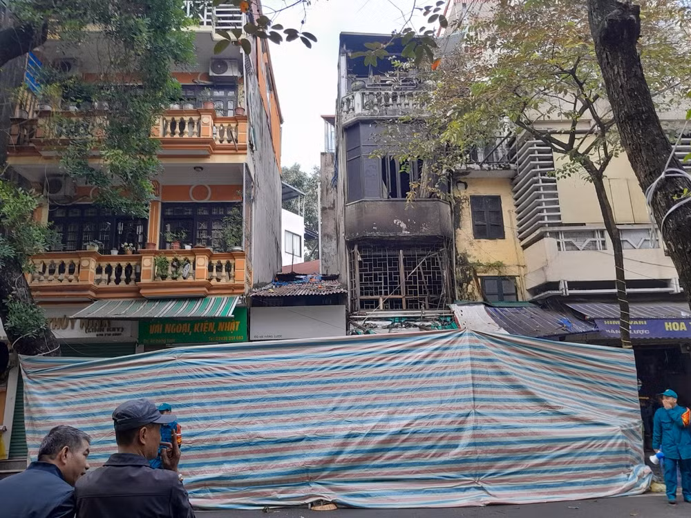 chay nha tren pho co ha noi 4 nguoi tu vong hinh 1