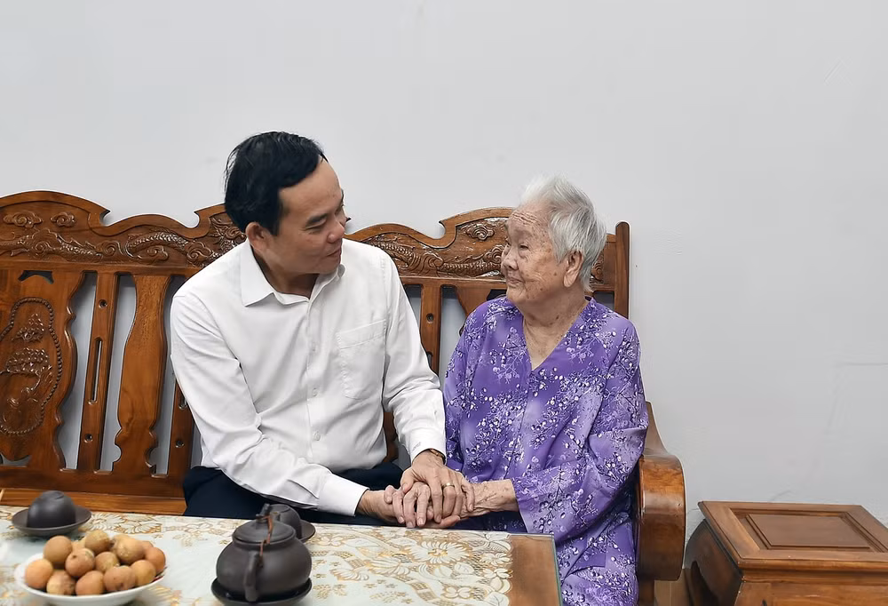 pho thu tuong tran luu quang tang qua gia dinh chinh sach ho ngheo nhan dip tet tai tra vinh hinh 1