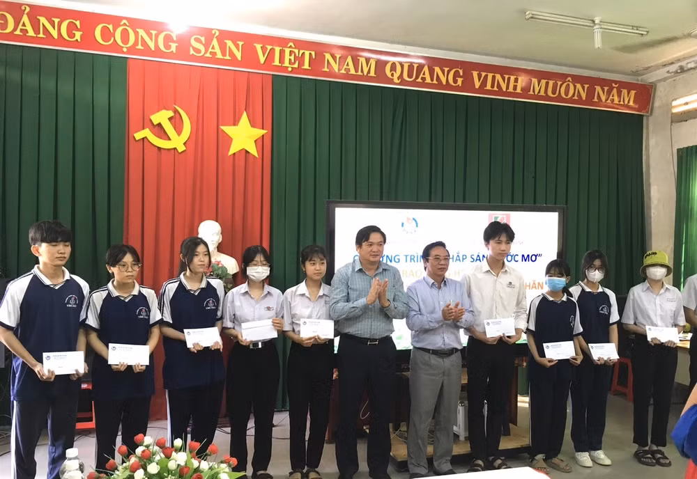 hoi nha bao tinh tay ninh trao hoc bong cho hoc sinh co hoan canh kho khan tren dia ban tinh hinh 1