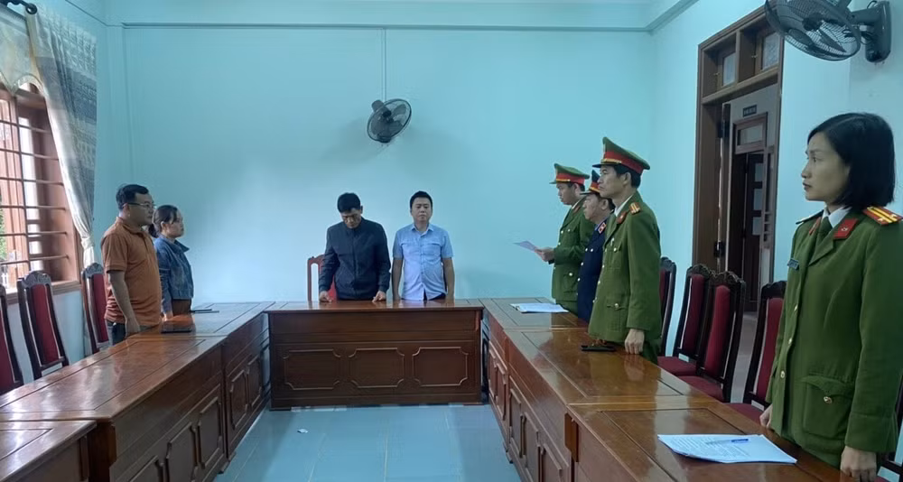 bat tam giam nguyen giam doc phong giao dich ngan hang hinh 1