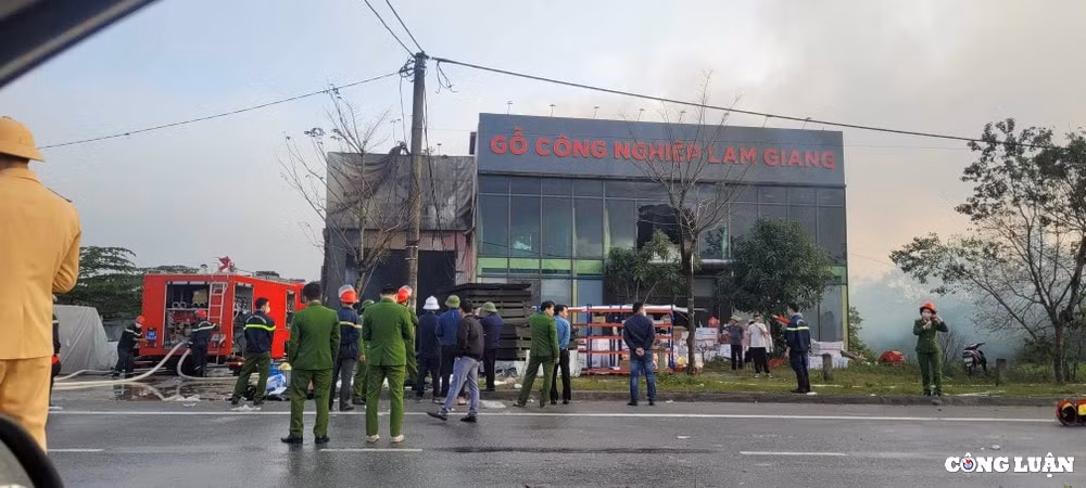 xuong go cong nghiep boc chay du doi trong dem o ha tinh hinh 3