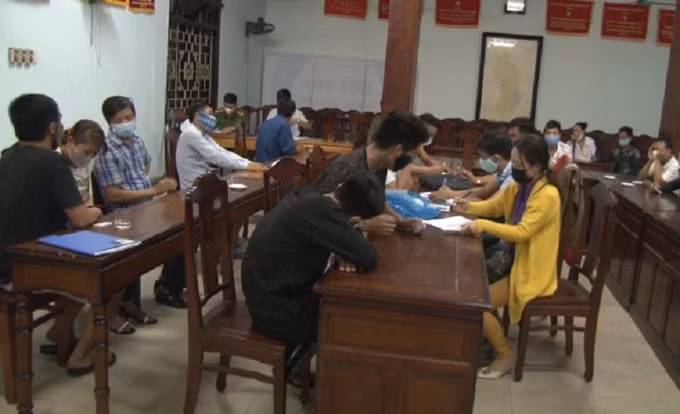 Các đối tượng bị đưa về trụ sở công an để điều tra, xử lý. (ảnh công an)