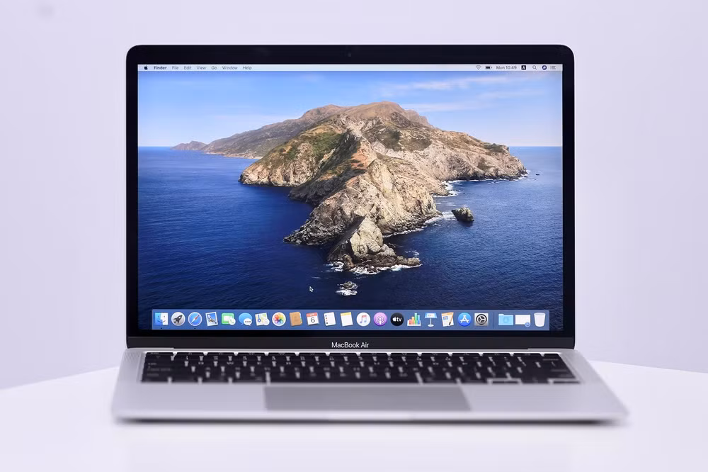 Được bán tại Việt Nam với giá chỉ từ 27,7 triệu đồng cho bản 256GB, model này hứa hẹn sẽ làm nóng thị trường máy tính xách tay đang trong giai đoạn bão hòa.