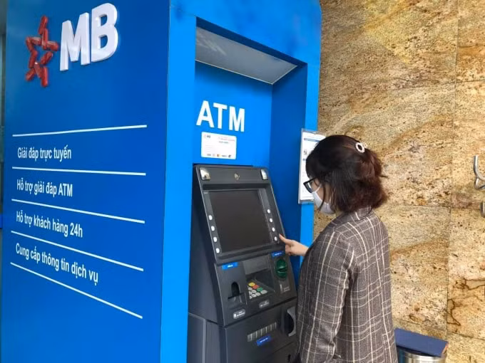 MB khuyến khích khách hàng sử dụng nền tảng ngân hàng số như APP MBbank, BIZ MB để hạn chế tối đa việc giao dịch trực tiếp nhưng vẫn đảm bảo các nhu cầu giao dịch tài chính an toàn của khách hàng. (Ảnh - MB)