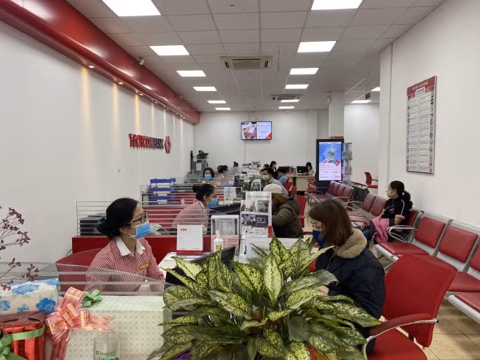 Các tổ chức tín dụng huy động vốn tăng là dấu hiệu khởi sắc. Ảnh: Dương Lâm