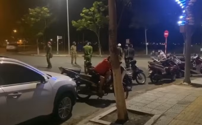 Trong khi cả nước đang căng mình chống dịch Covid-19 thì một nhóm thanh niên tại Đà Nẵng lại tụ tập đua xe, khi bị truy đuổi đã cố tình chống đối, bỏ chạy gây tai nạn khiến 2 chiến sĩ công an hi sinh. Ảnh: TL