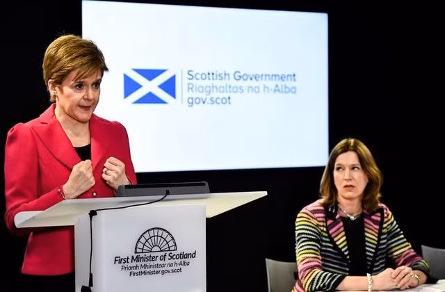 Bà Calderwood (phải) xuất hiện cùng Thủ hiến Scotland Nicola Sturgeon trong một cuộc họp báo. Ảnh: Reuters