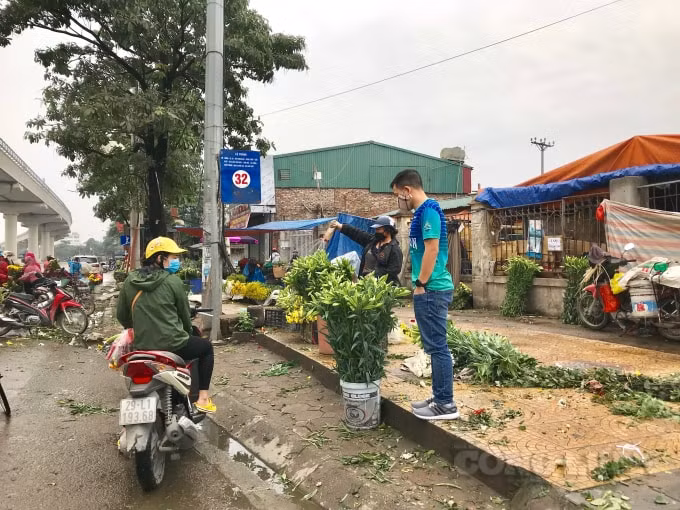 Ghi nhận thực tế tại chợ đầu mối Minh Khai, giá hoa bán lẻ cũng khá rẻ khoảng 30.000 đồng/bó với hoa loa kèn, 70.000 đồng/bó với hoa ly, 20.000 đồng/bó với hoa cúc,...