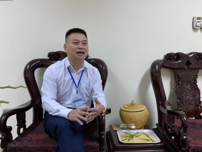 Ông Bạch Đăng Khoa- Phó Giám đốc Sở Giáo dục và Đào tạo tỉnh Bắc Giang chia sẻ thông tin với PV. Ảnh: Dương Lâm
