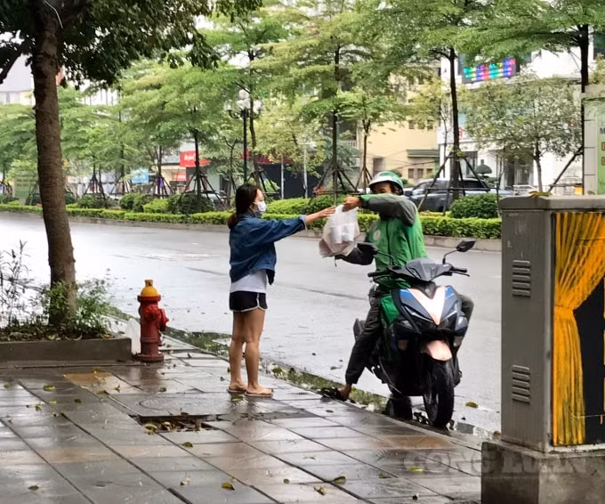 Dịch bệnh Covid-19 khiến nhu cầu mua hàng online của người dân tăng mạnh
