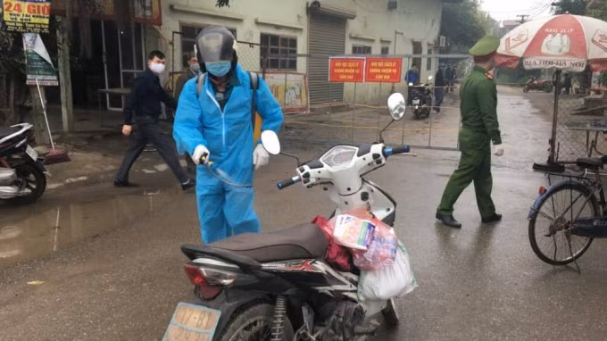 Mọi phương tiện ra vào khu vực cách ly đều được khử khuẩn.