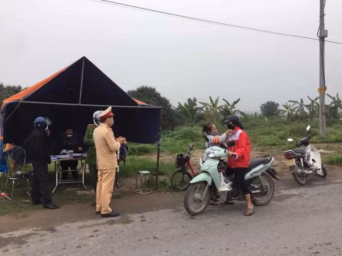 Với sự phối hợp của các lực lượng bao gồm công an huyện, y tế, dân quân tự vệ... và sự chấp hành nghiêm chỉnh của người dân đang góp phần đẩy lùi dịch bệnh COVID-19. Ảnh: tại 1 chốt kiểm soát dịch bệnh xã Minh Hoàng, huyện Phù Cừ.
