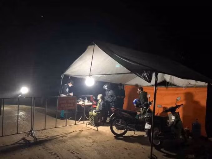Những chốt kiểm soát hoạt động 24/24 đảm bảo thực hiện công tác phòng chống dịch bệnh. Ảnh - chốt kiểm soát dịch bệnh tại xã Đại Tập, huyện Khoái Châu.