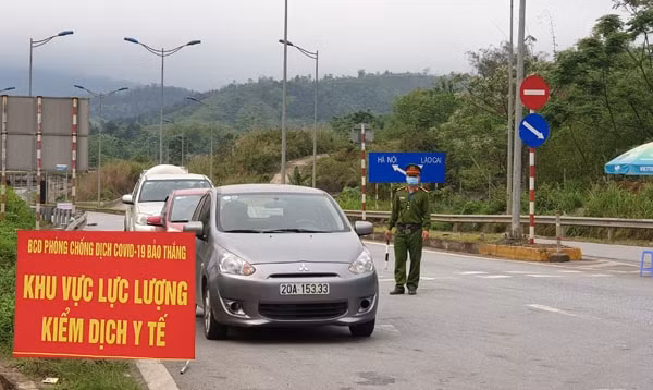 Lào Cai lập các chốt kiểm soát dịch Covid-19 để kiểm soát người và phương tiện từ Hà Nội vào địa bàn tỉnh. (ảnh Báo Lào Cai)