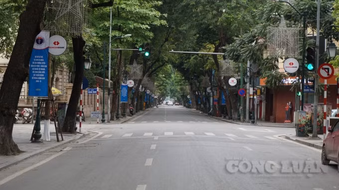 Phố Tràng Thi mặc dù đèn giao thông đang bật xanh nhưng cũng có khá ít phương tiện đi lại. Con đường dường như mới được làm rộng hơn, thênh thang hơn. Ảnh H.Long.