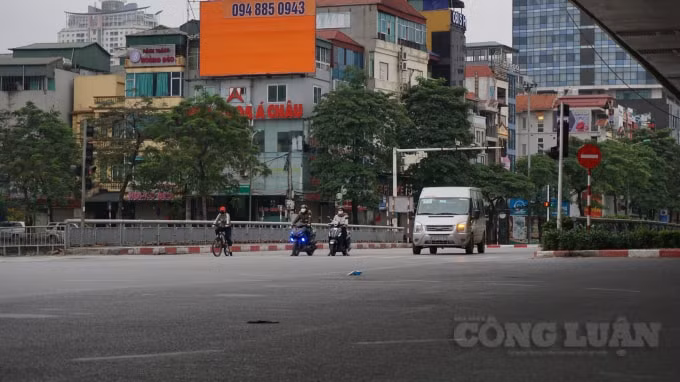 Ngã tư nút giao cầu vượt đường Trần Duy Hưng với đường Láng lưu lượng tham gia giao thông thưa thớt. Ảnh H.Long.