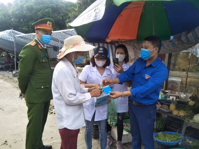 Đoàn thanh niên xã phối hợp Công an xã và Trạm y tế xã Liên Hòa - tuyên truyền, cấp thuốc sát khuẩn và khẩu trang miễn phí cho người dân địa phương