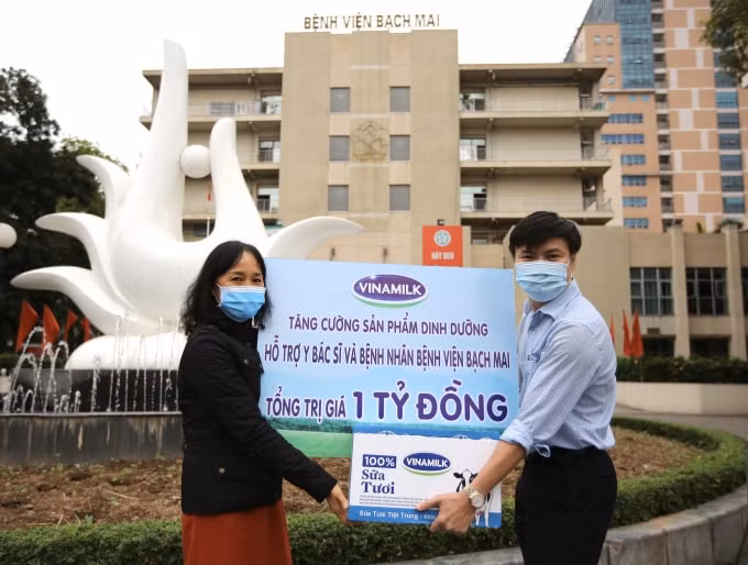 Bà Nguyễn Thị Minh Tâm – Giám đốc Chi nhánh Vinamilk tại Hà Nội trao tặng sản phẩm dinh dưỡng giá trị 1 tỷ đồng cho đại diện Bệnh viện Bạch Mai.