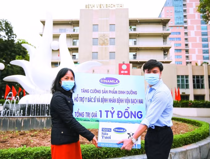 Bà Nguyễn Thị Minh Tâm – Giám đốc Chi nhánh Vinamilk tại Hà Nội trao tặng sản phẩm dinh dưỡng giá trị 1 tỷ đồng cho đại diện bệnh viện Bạch Mai.