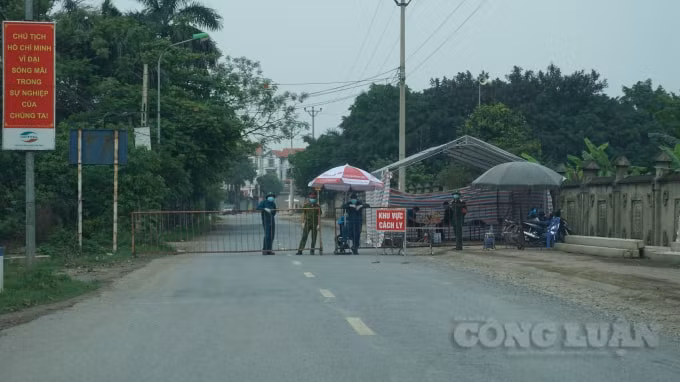 Lực lượng chức năng tiến hành phong tỏa các tuyến đường ra vào ổ dịch Hạ Lôi (Mê Linh - Hà Nội). Ảnh H.Long.