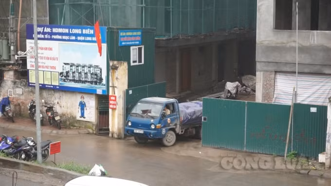 Chiếc xe tải biển kiểm soát 29C-357.09 chở xi măng tới tới công trình. Ảnh H.Long.