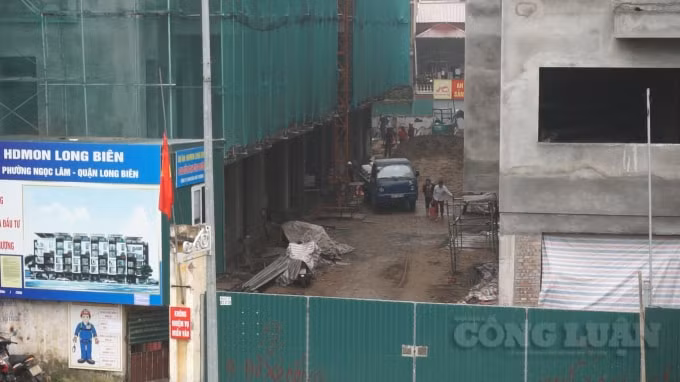 Phía trong công trình khoảng hơn 10 công nhân đang tiến hành bốc dỡ xi măng, hoạt động xây dựng vẫn đang diễn ra . Ảnh H.Long.