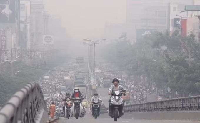 Chất lượng không khí Hà Nội kém do hiện tượng nghịch nhiệt, giao mùa. Ảnh: TL