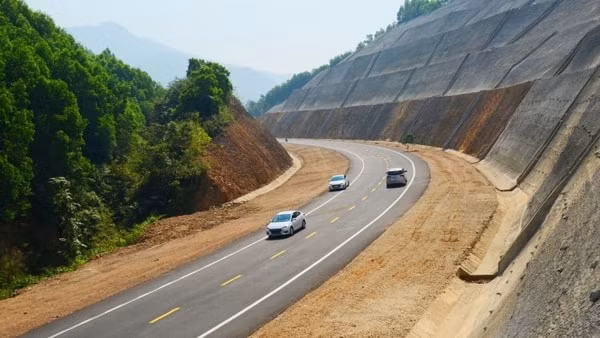 Một đoạn cao tốc La Sơn - Tuý Loan kết nối với tuyến Cam Lộ - La Sơn trên tuyến cao tốc Bắc - Nam phía Đông. Ảnh: Báo Đầu tư