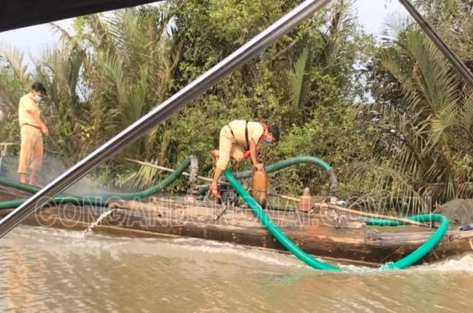 Lực lượng CSGT kiểm tra và tạm giữ phương tiện hút cát trên sông Đồng Nai -ảnh:T/L