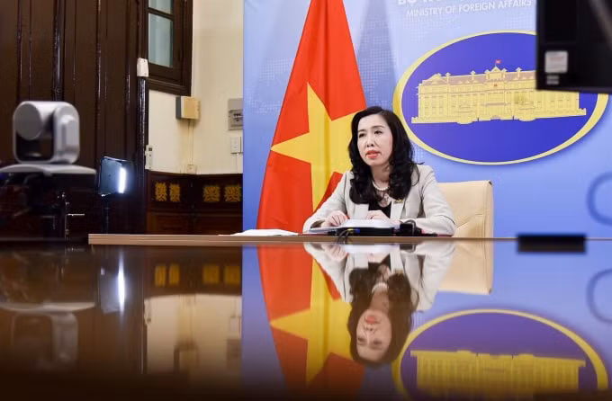 Người Phát ngôn Bộ Ngoại giao Lê Thị Thu Hằng trả lời các câu hỏi của phóng viên tại buổi họp báo.