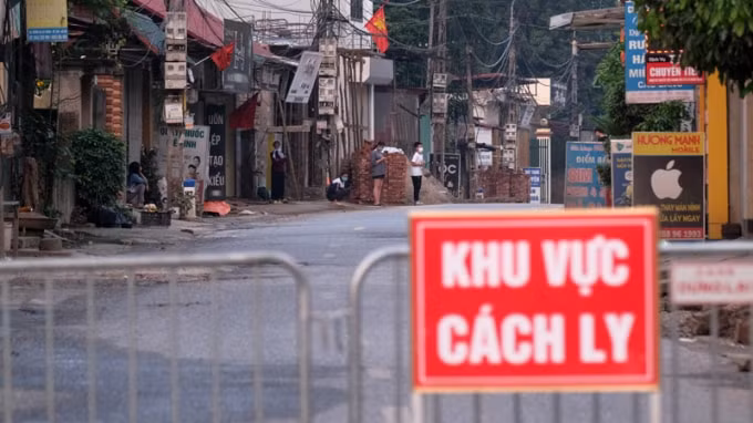 Khu vực thôn Hạ Lôi, xã Mê Linh, huyện Mê Linh chính thức được lập chốt cách ly chiều ngày 7/4. Ảnh TL.