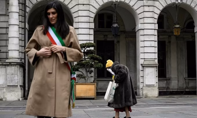 Thị trưởng Turin, bà Chiara Appendino đứng mặc niệm những người chết vì Covid-19 hôm 31/3. Ảnh: AFP.