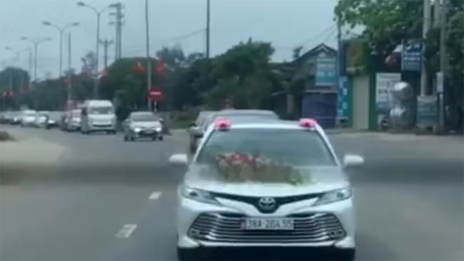 Đoàn xe đi dự đám cưới con trai ông Lê Anh Hùng - Phó Giám đốc Bệnh viên Đa khoa huyện Hương Khê. Ảnh Facebook