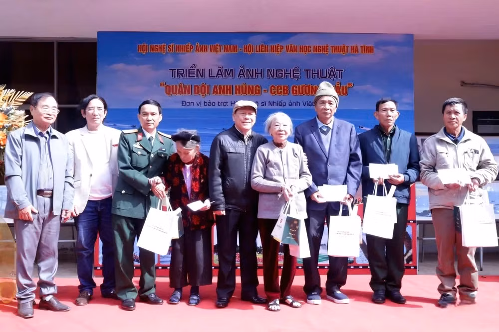 trien lam anh chu de quan doi anh hung cuu chien binh guong mau cua nha bao le anh thi hinh 6