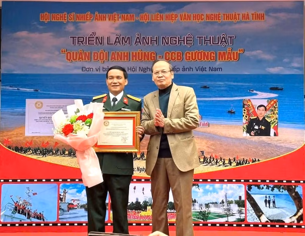 trien lam anh chu de quan doi anh hung cuu chien binh guong mau cua nha bao le anh thi hinh 2