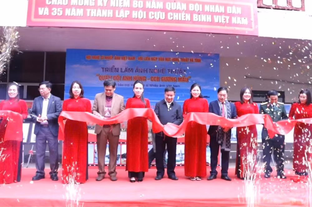 trien lam anh chu de quan doi anh hung cuu chien binh guong mau cua nha bao le anh thi hinh 1