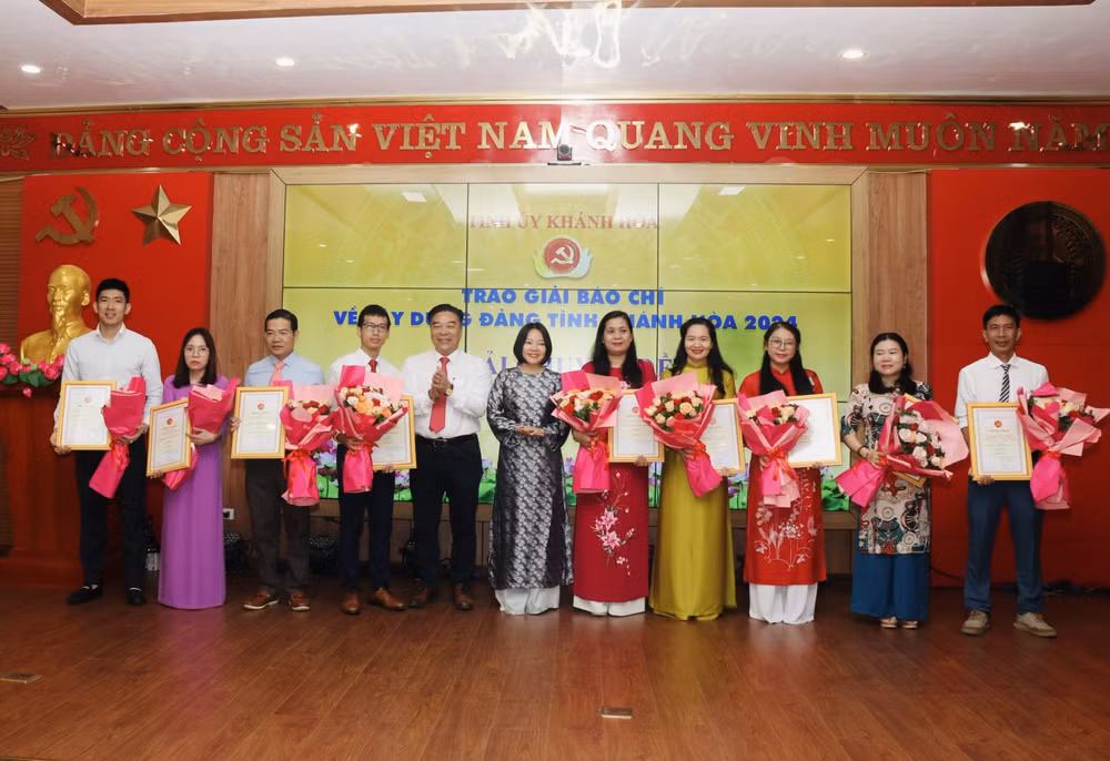 khanh hoa trao giai bao chi ve xay dung dang tinh lan thu iv nam 2024 hinh 2