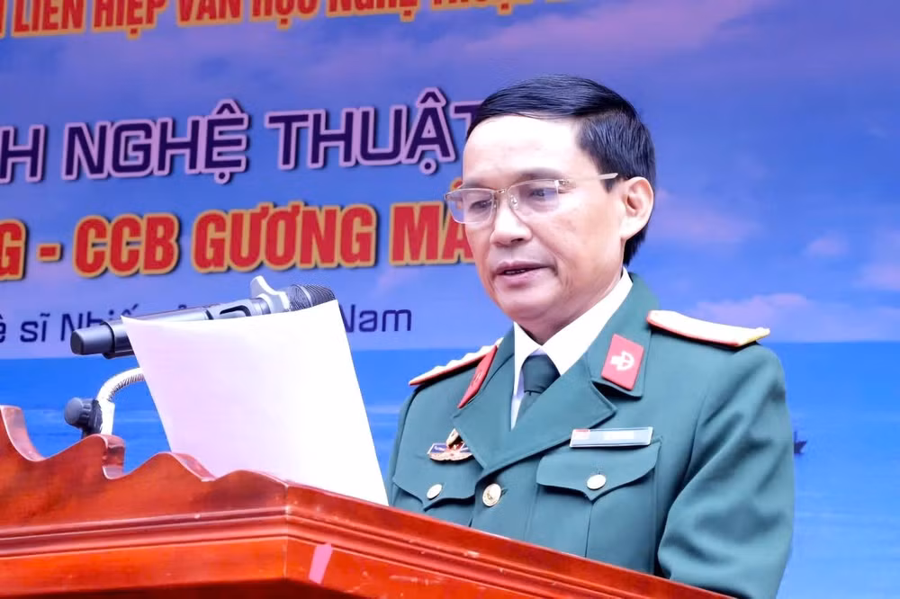 trien lam anh chu de quan doi anh hung cuu chien binh guong mau cua nha bao le anh thi hinh 3
