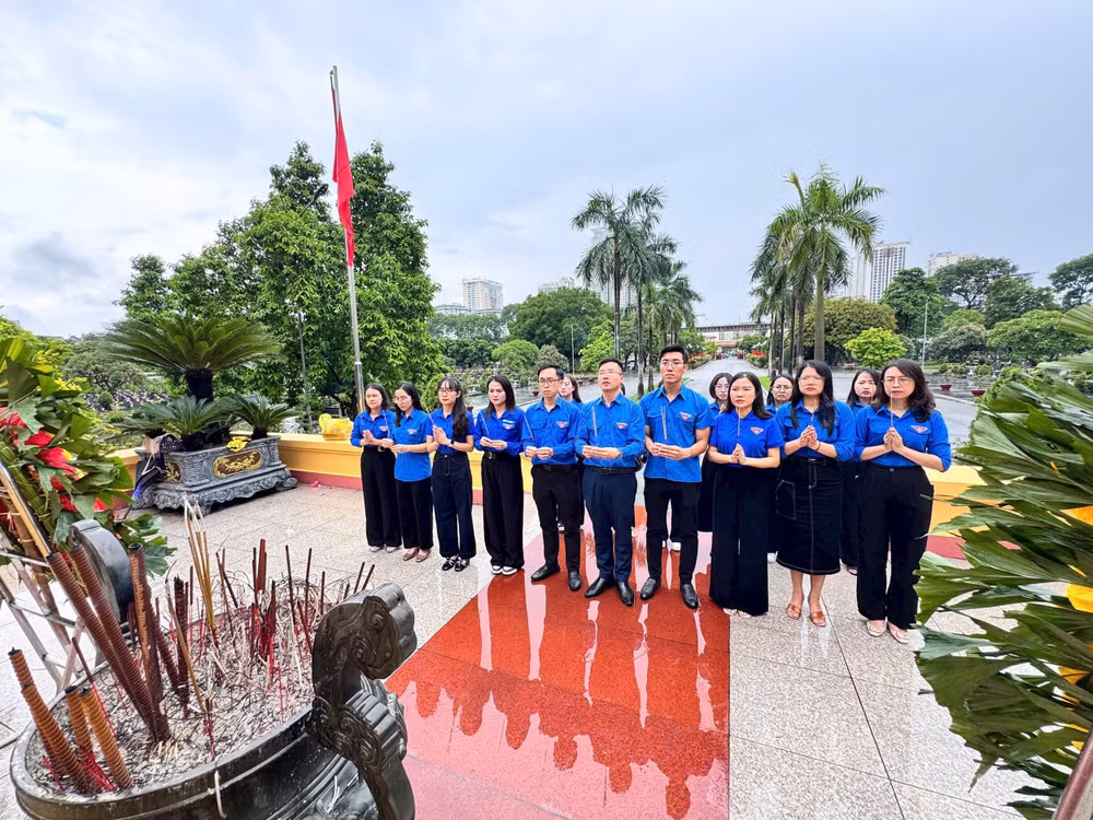 Đồng chí Nguyễn Nhất Linh – Bí thư Đoàn Thanh niên Mặt trận Tổ quốc Việt Nam, cùng các Bí thư, Phó Bí thư Đoàn thanh niên các cơ sở dâng hương tưởng niệm các Anh hùng liệt sĩ tại Nghĩa trang Mai Dịch (Cầu Giấy, Hà Nội).