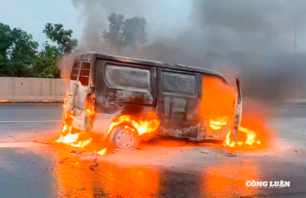 cháy xe trên cao tốc 