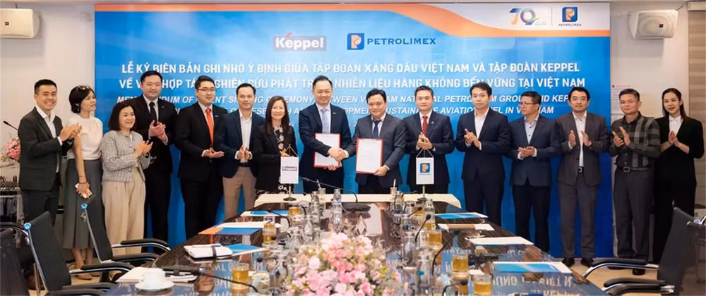 petrolimex-va-keppel-hop-tac-thuc-day-phat-trien-nhien-lieu-hang-khong-ben-vung.webp