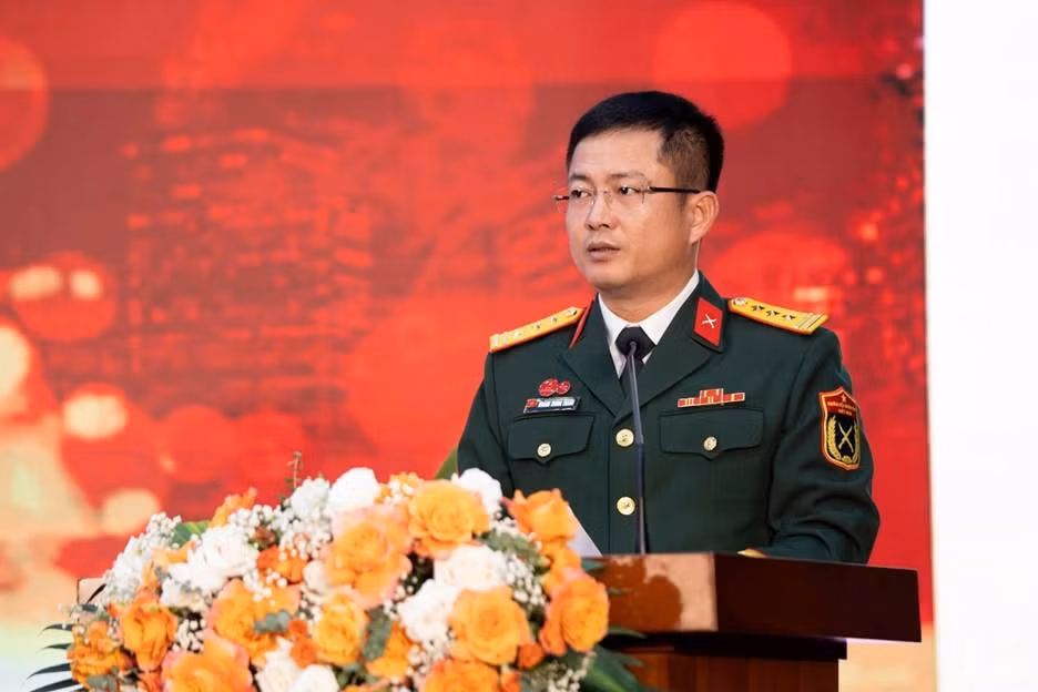 Thượng tá Hoàng Trung Thành, Tổng Giám đốc Tổng Công ty Viễn thông Viettel trình bày báo cáo trung tâm của Đại hội