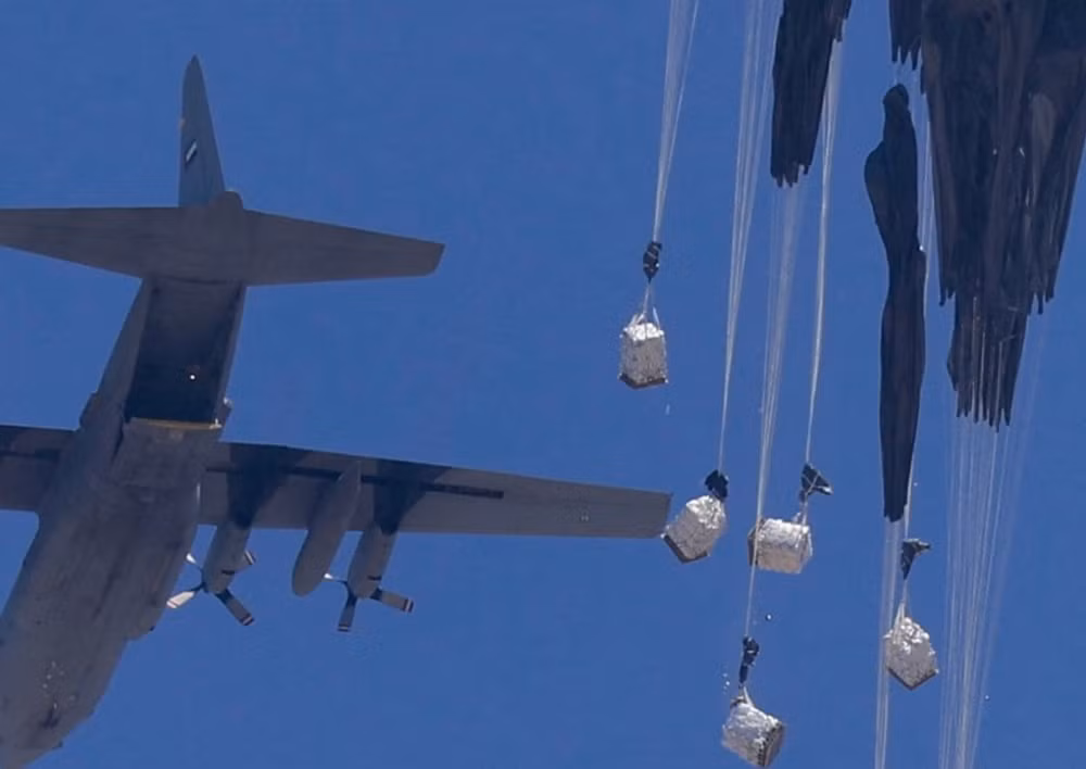 Hàng viện trợ do Jordan và UAE thả xuống Gaza hôm 27/7. Ảnh chụp màn hình.
