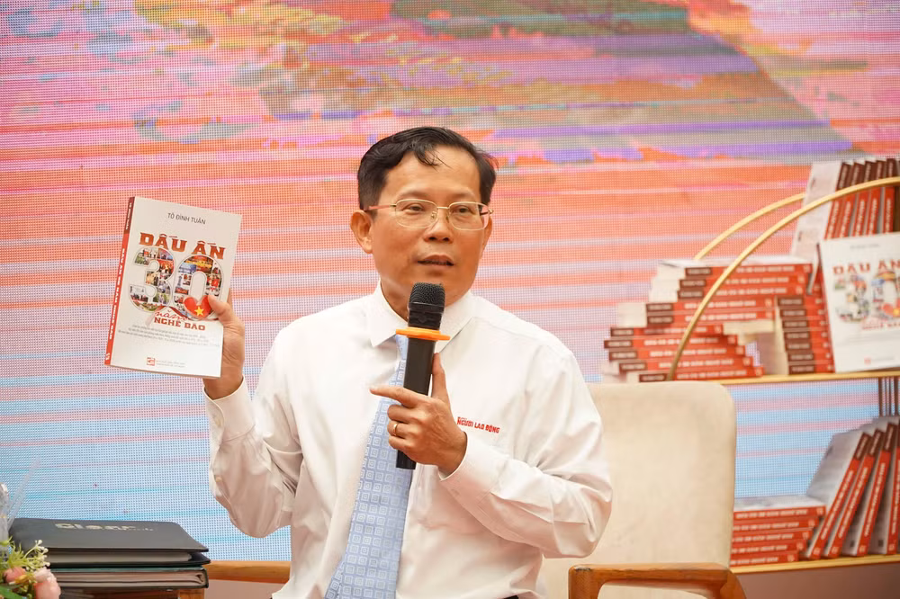 Nhà báo Tô Đình Tuân - Tổng biên tập Báo Người Lao Động tại sự kiện ra mắt cuốn sách dấu ấn 30 năm nghề báo của ông.