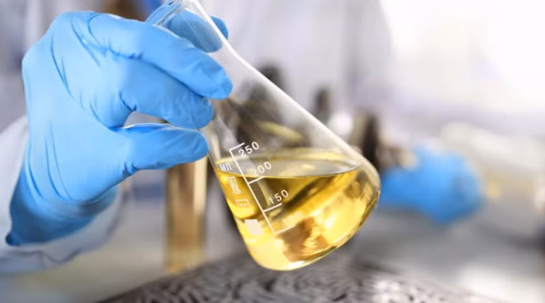 Hình ảnh dầu diesel trong cốc thủy tinh. Ảnh: Shutterstock