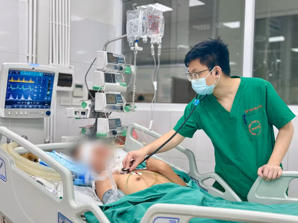 Bệnh nhân N.H.L vốn khỏe mạnh, đột ngột sốt cao 39–40°C.