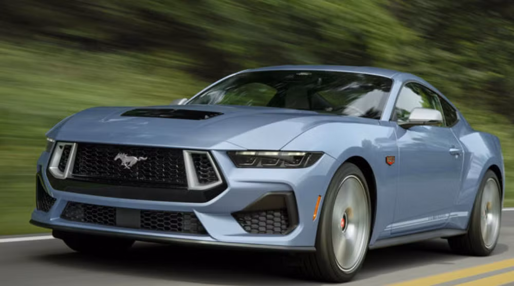 Ford Mustang 2025 phiên bản kỷ niệm 60 năm trên đường cao tốc. Ảnh: Engineering Explained