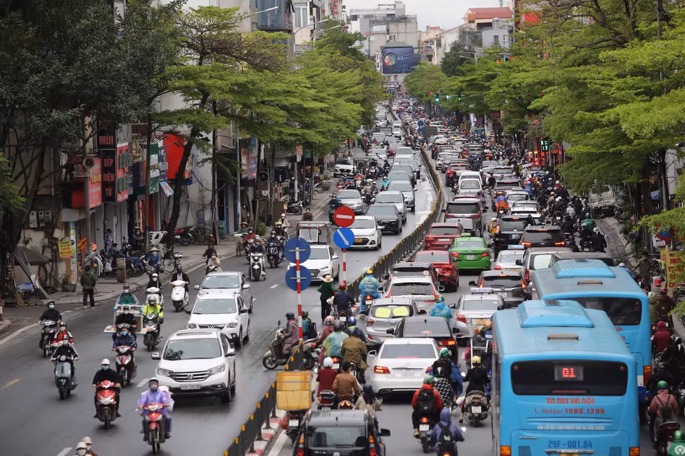 Ảnh 1.Lượng phương tiện cá nhân tại Thủ đô tăng nhanh kéo theo đó là nhiều hệ hụy về ô nhiễm môi trường, ùn tắc giao thông. Ảnh.NH.